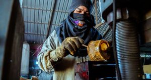 Ouvrier travaillant sur une machine dans un atelier industriel