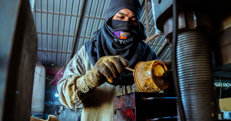 Ouvrier travaillant sur une machine dans un atelier industriel