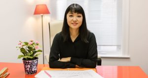 Entrepreneuse souriante à son bureau