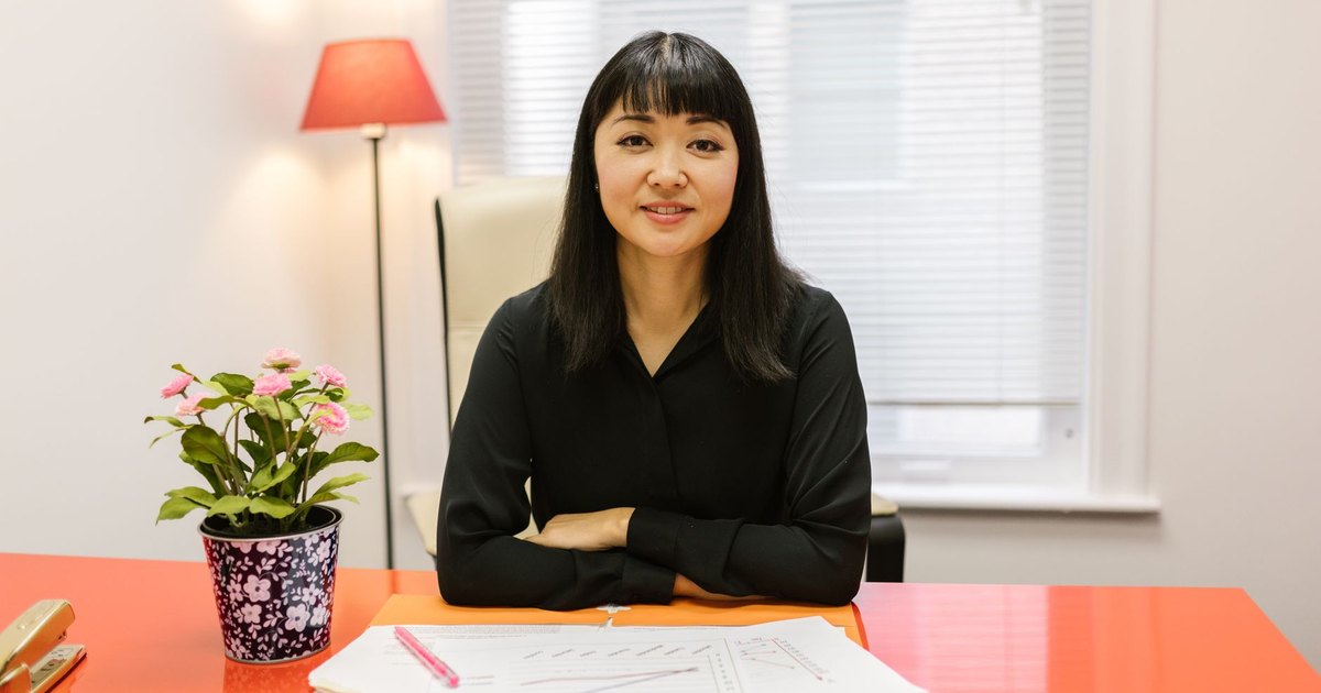 Entrepreneuse souriante à son bureau