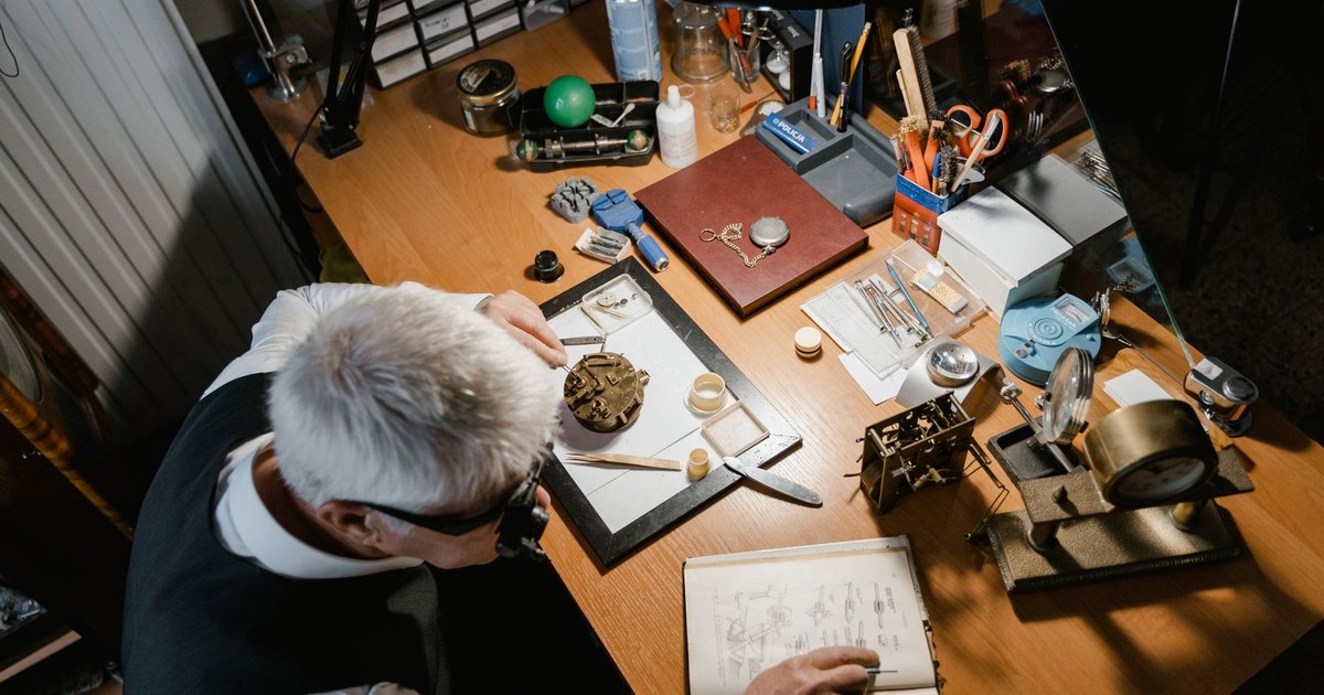 Établi d'horloger avec outils de précision et pièces de montre