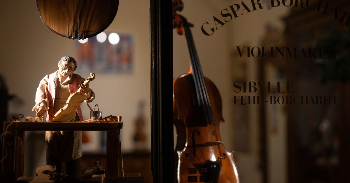 Atelier de luthier avec des violons et des outils