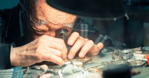 Horloger examinant des montres à la loupe