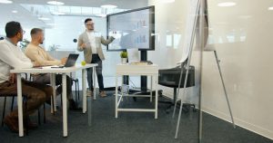 Présentation de données sur écran lors d'une réunion d'équipe marketing