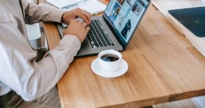 Indépendant travaillant sur ordinateur portable avec un café et un carnet
