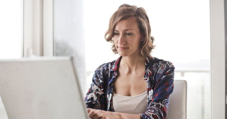 Femme travaillant sur un ordinateur portable dans un bureau lumineux