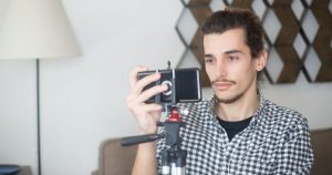 Créateur de contenu se filmant avec un smartphone monté sur trépied