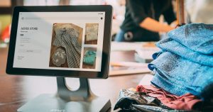 Tablette de caisse affichant la boutique en ligne d’un magasin de vêtements