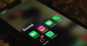 Smartphone affichant les icônes d'applications de réseaux sociaux