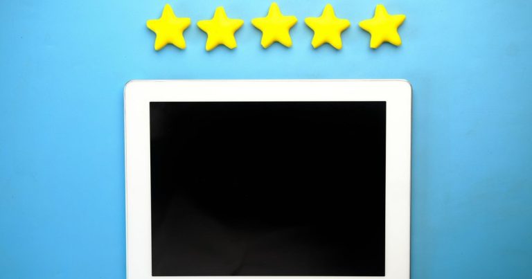 Tablette sous cinq étoiles jaunes sur fond bleu, symbole d'avis clients