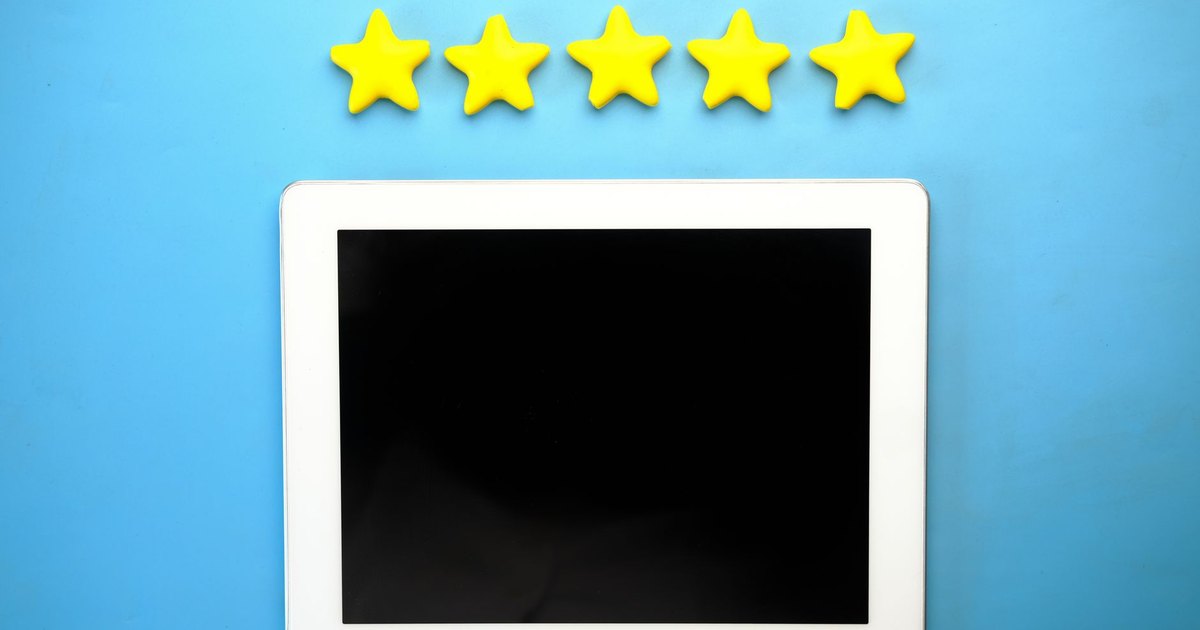 Tablette sous cinq étoiles jaunes sur fond bleu, symbole d'avis clients