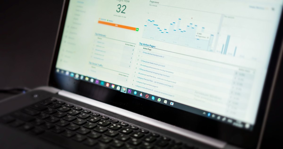 Ordinateur portable affichant un tableau de bord d'analyse de trafic