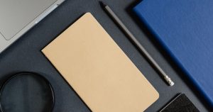 Carnet et fournitures de bureau pour préparer un plan de communication