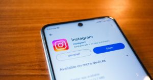 Smartphone affichant l'application Instagram posé sur une table