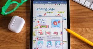 Maquette de page d'accueil dessinée sur une tablette