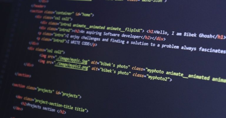 Code HTML coloré affiché sur un écran d'ordinateur