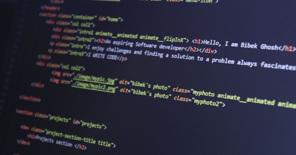 Code HTML coloré affiché sur un écran d'ordinateur