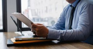 Gérant lisant des documents à son bureau