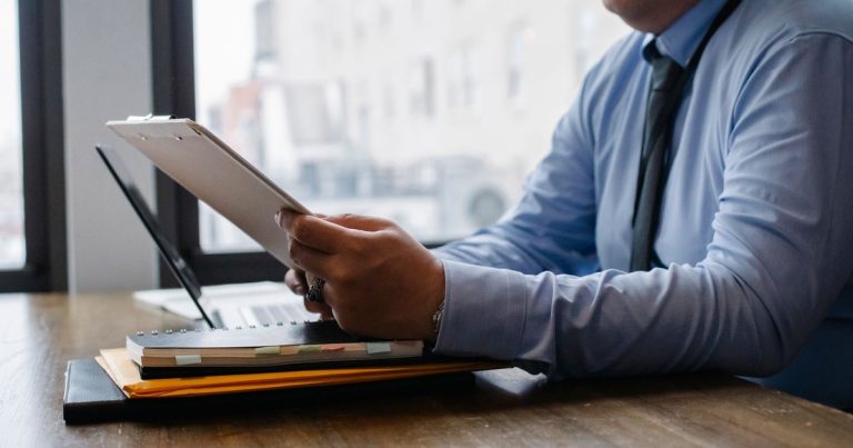 Gérant lisant des documents à son bureau