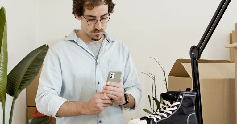 Commerçant photographiant ses produits avec son smartphone