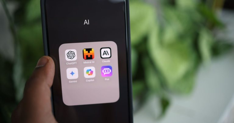 Main tenant un smartphone affichant des applications d'intelligence artificielle