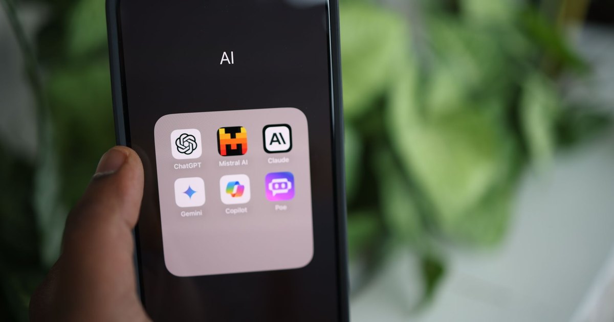 Main tenant un smartphone affichant des applications d'intelligence artificielle