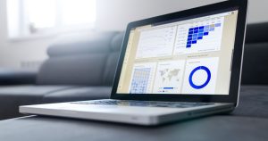 Ordinateur portable affichant des graphiques d'analyse de données