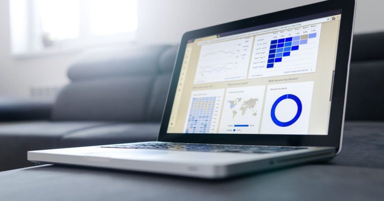Ordinateur portable affichant des graphiques d'analyse de données