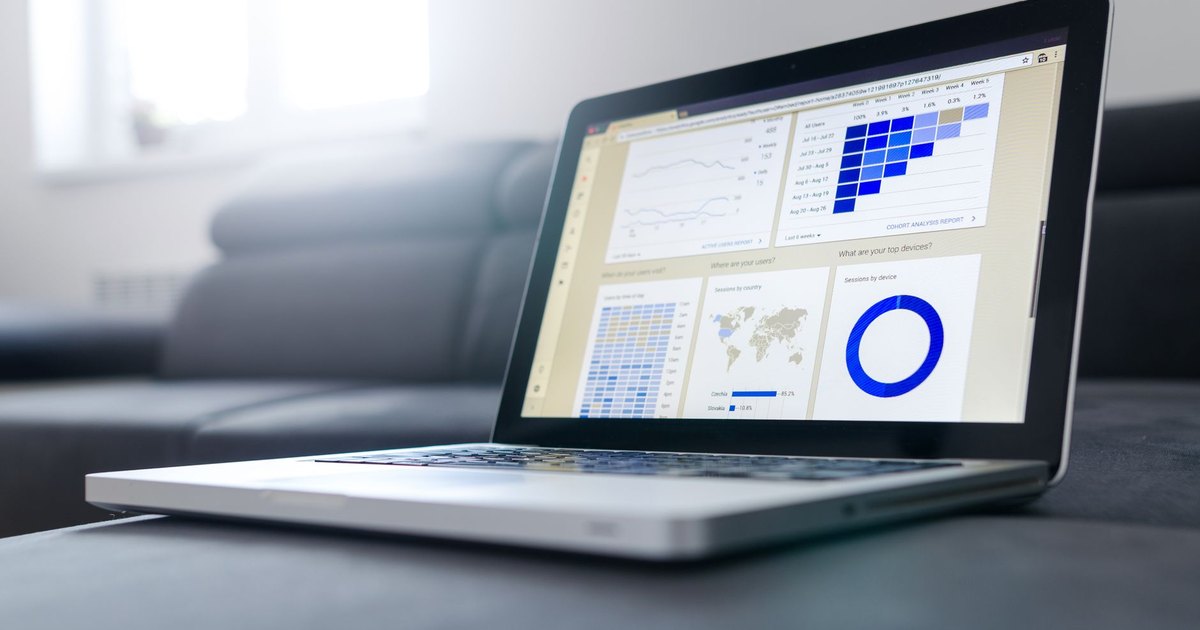 Ordinateur portable affichant des graphiques d'analyse de données