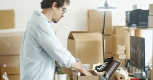 Entrepreneur emballant des produits pour sa boutique en ligne